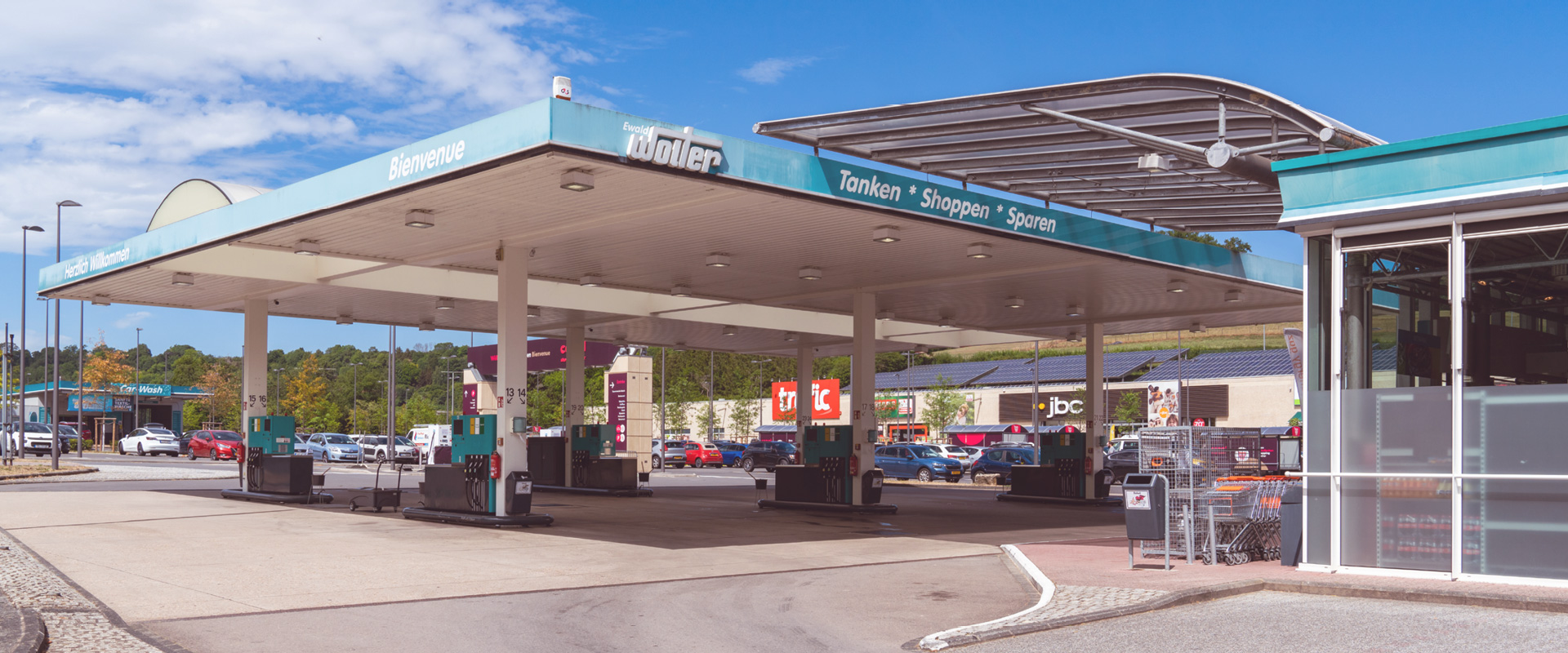 Autos vor der Wolter Tankstelle